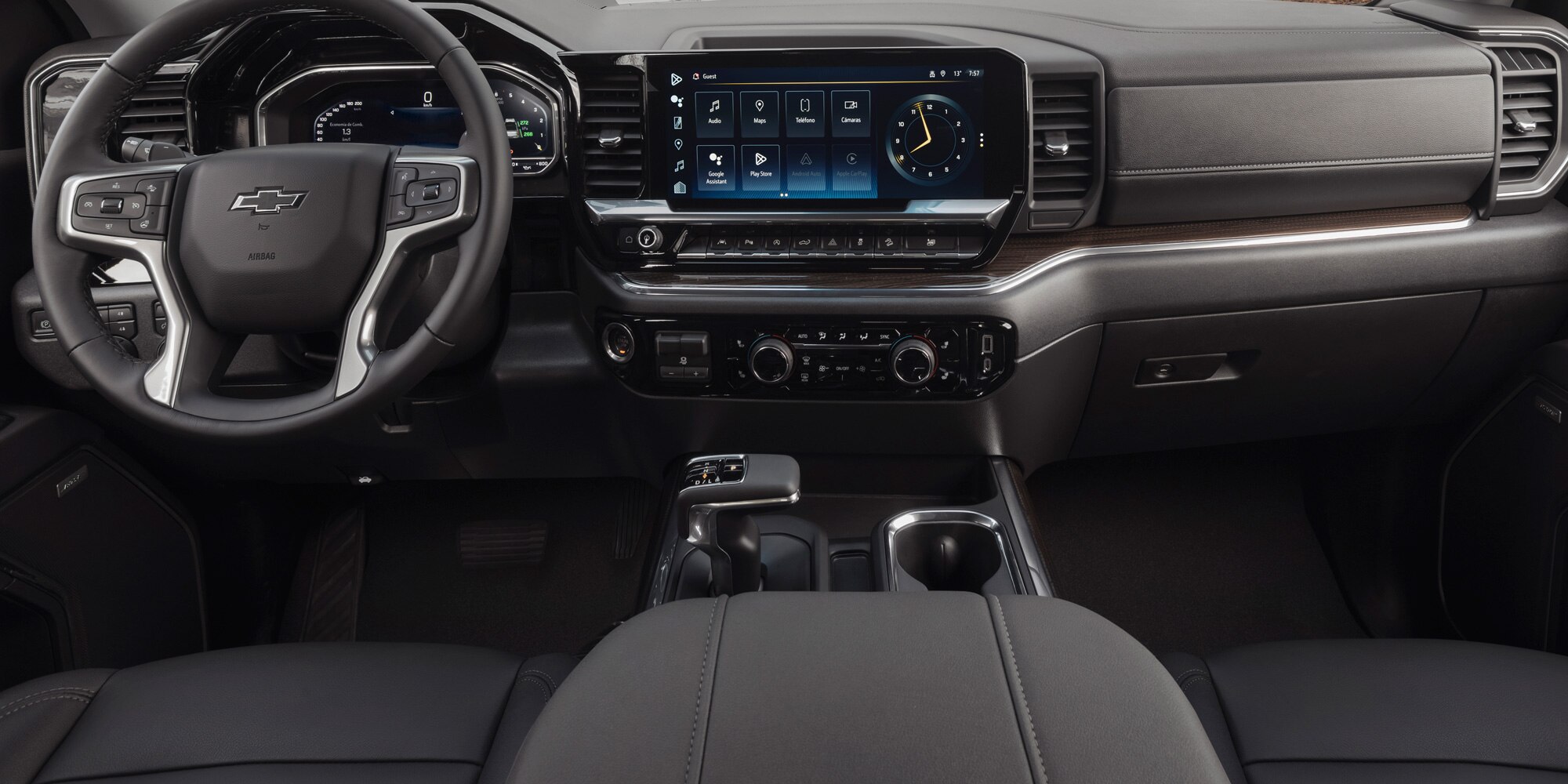 Interior con volante, pantalla táctil y guantera, Silverado 2026