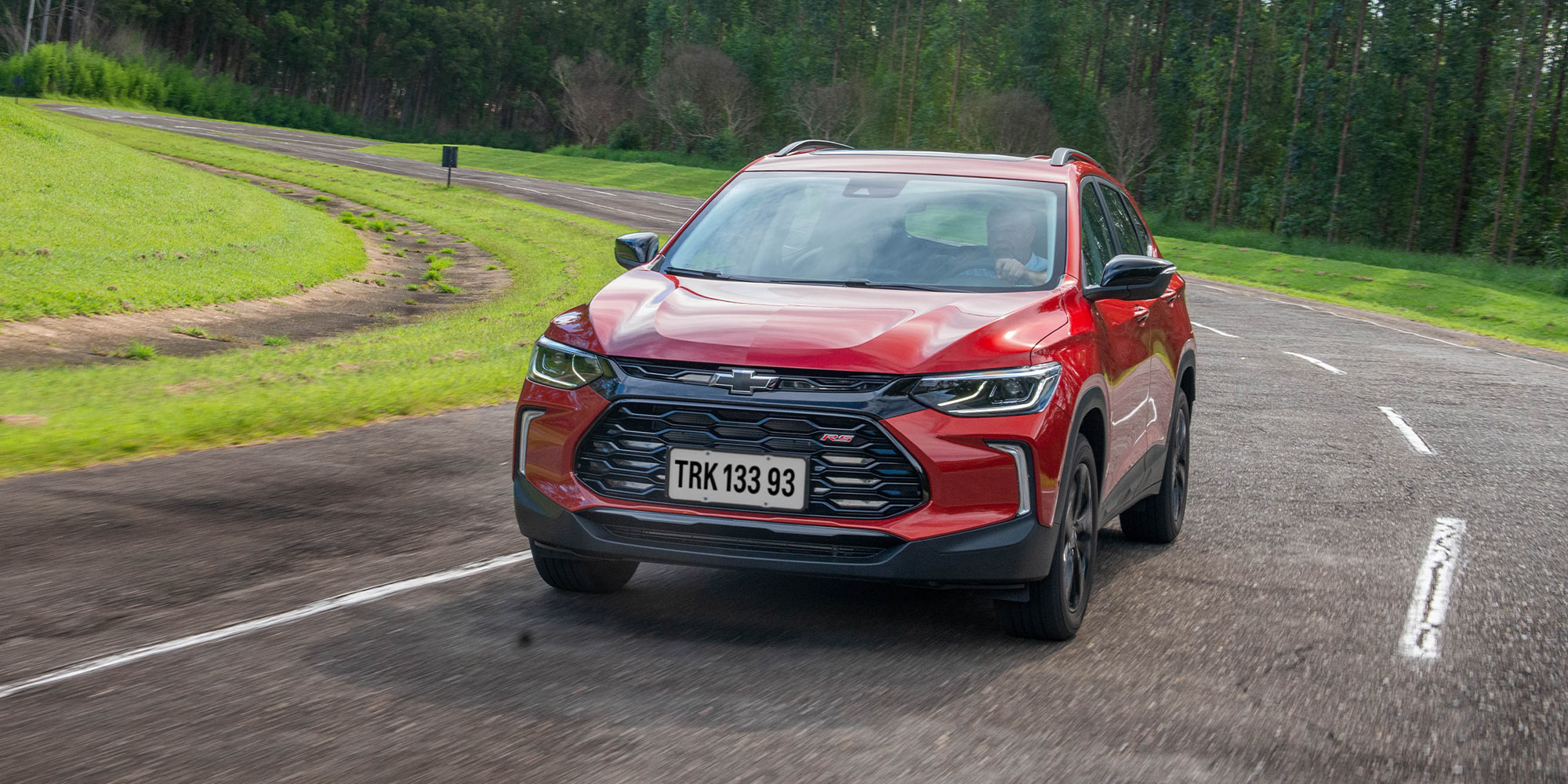 Chevrolet Tracker RS rojo en exterior