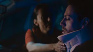 Mujer asisitiendo a un hombre herido onstar